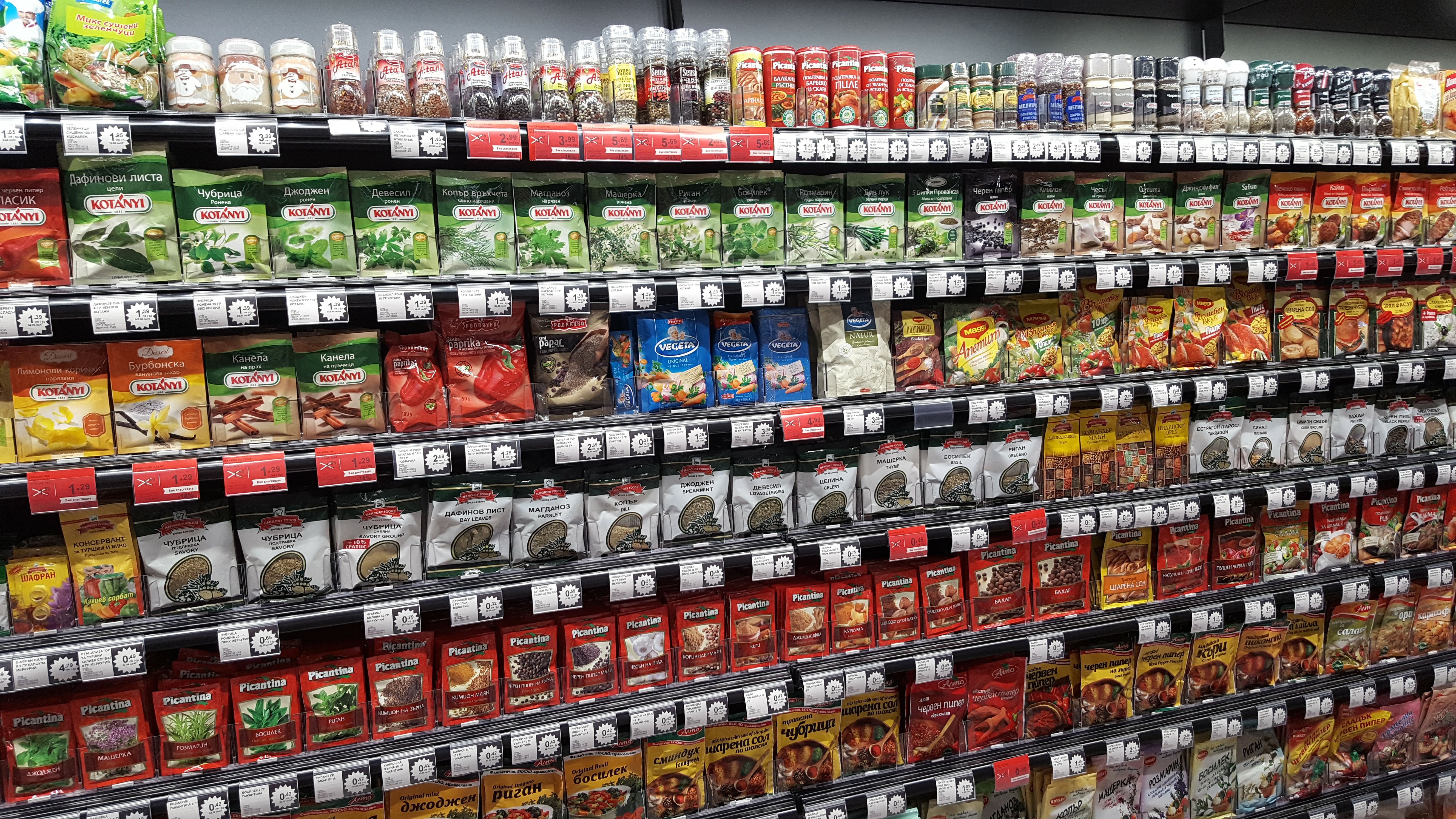 Spice shelf organised with the Optimal&trade; merchandising system. Each product stands upright in individual sections, ensuring perfect visibility, order, and easy access for customers. A great example of efficient shelf organisation and optimal retail space utilisation.